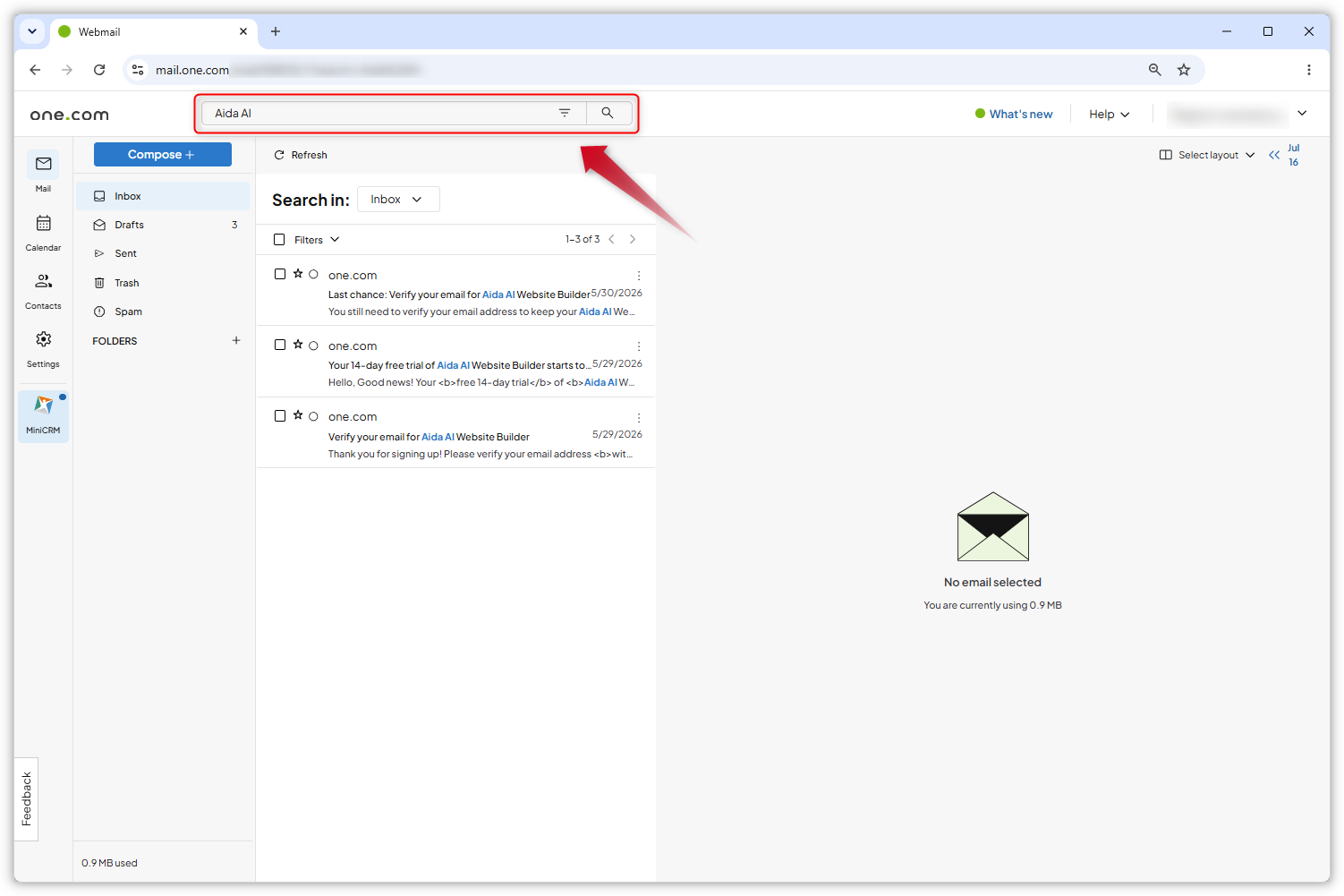 Kuvakaappaus Webmailin saapuneet-kansiosta. Hakupalkki on merkitty punaisella ja punainen nuoli osoittaa siihen.