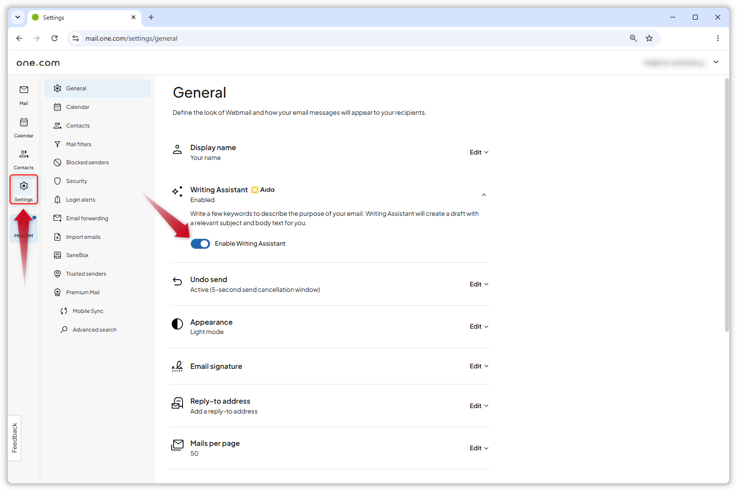 Skjermbilde av innstillingssiden i Webmail. En rød pil peker på alternativet 'Skriveassistent' og bryteren for å aktivere/deaktivere den.