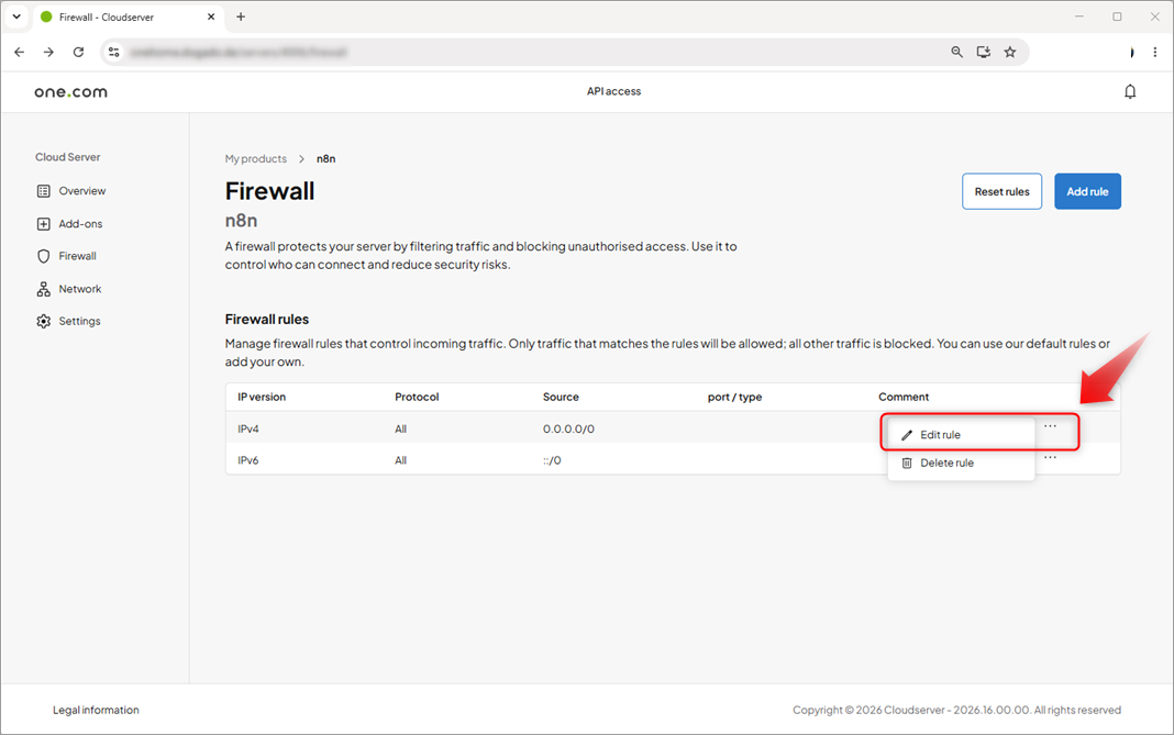 Firewall-Seite im one.com Control Panel. Das Dropdown-Menü unter den 3 Punkten ist geöffnet und hebt die Option „Regel bearbeiten“ mit einem roten Pfeil hervor.