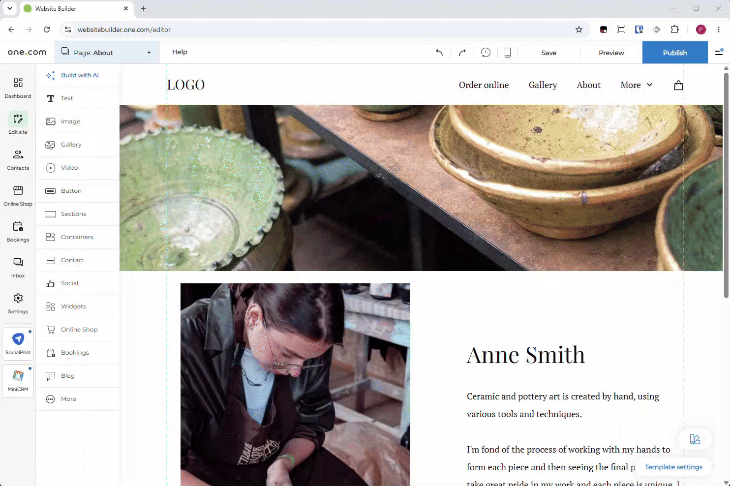 GIF montrant la fonction glisser-déposer dans l'éditeur Website Builder.