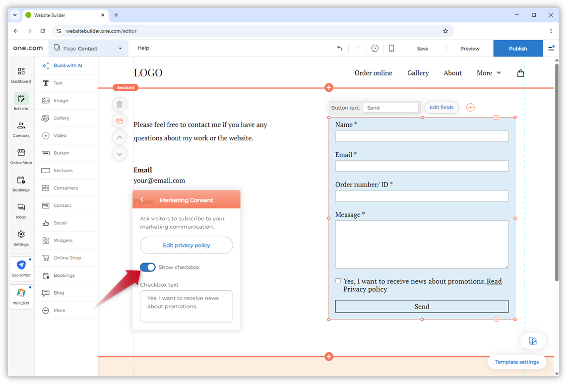 Skärmdump av Hemsideprograms redigerare med ett kontaktformulär. En röd pil pekar på reglaget "Visa kryssrutan".