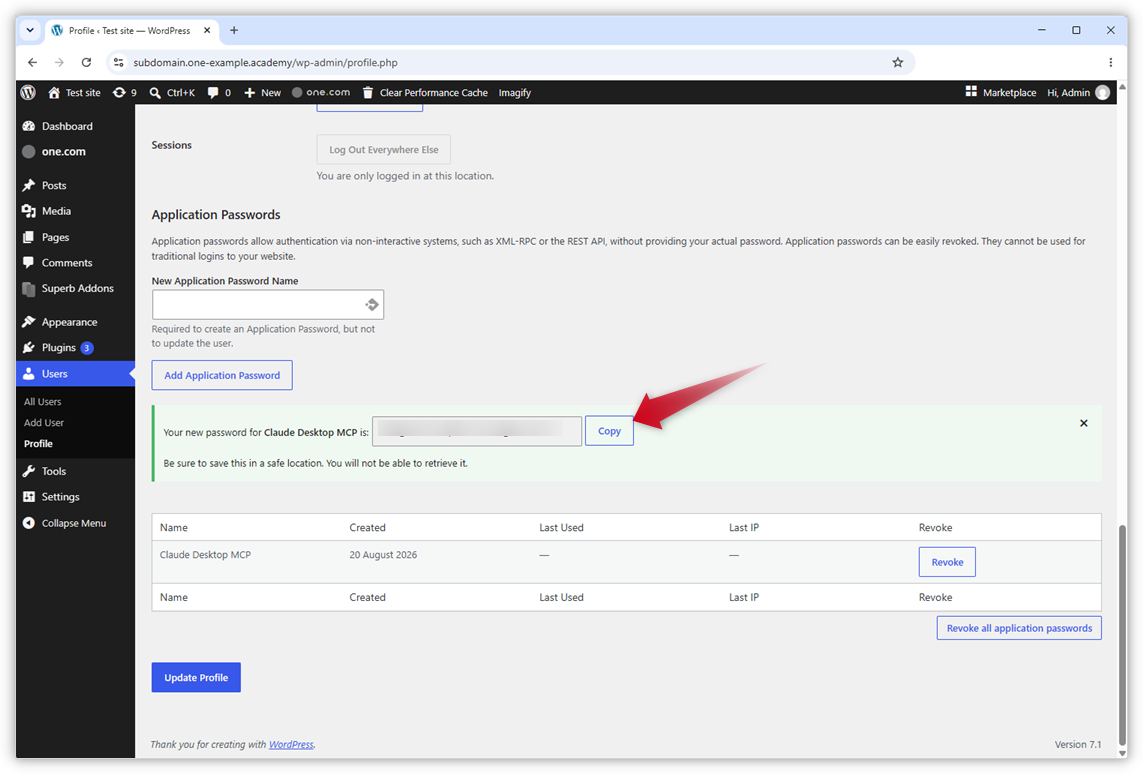 Captura de ecrã do WP Admin com uma seta vermelha apontando para o botão "Copy" ao lado da palavra‐passe gerada.