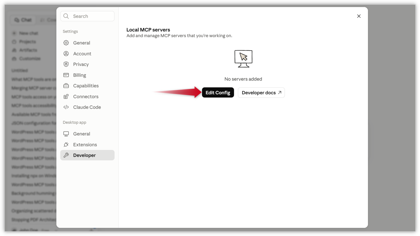 Captura de ecrã do Claude Desktop com uma seta vermelha apontando para o botão "Edit Config".