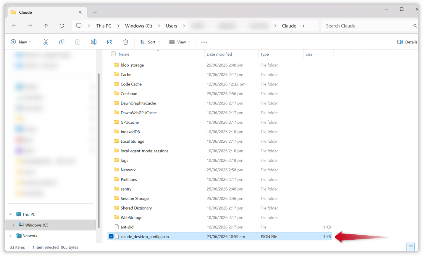 Captura de ecrã do Explorador de ficheiros e uma seta vermelha destaca o ficheiro .json.
