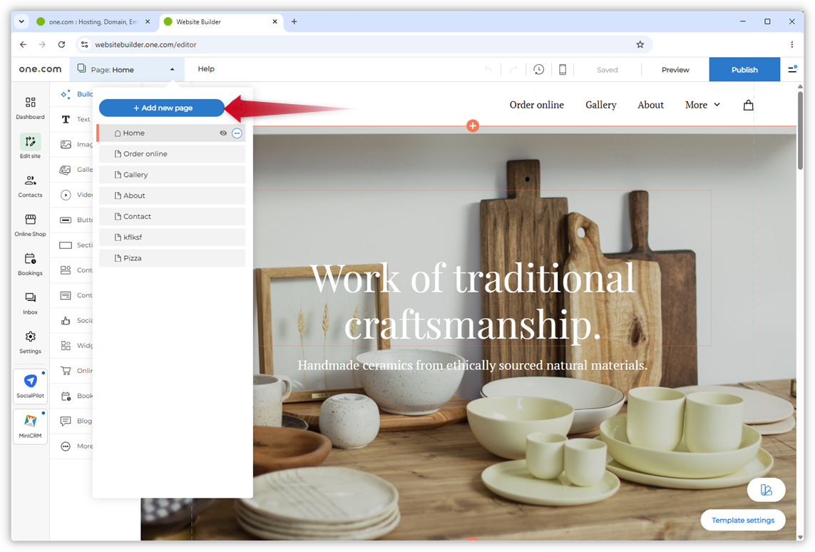 Capture d'écran de l'éditeur Website Builder. Une flèche rouge pointe vers le bouton « + Ajouter une nouvelle page » dans le menu des pages.