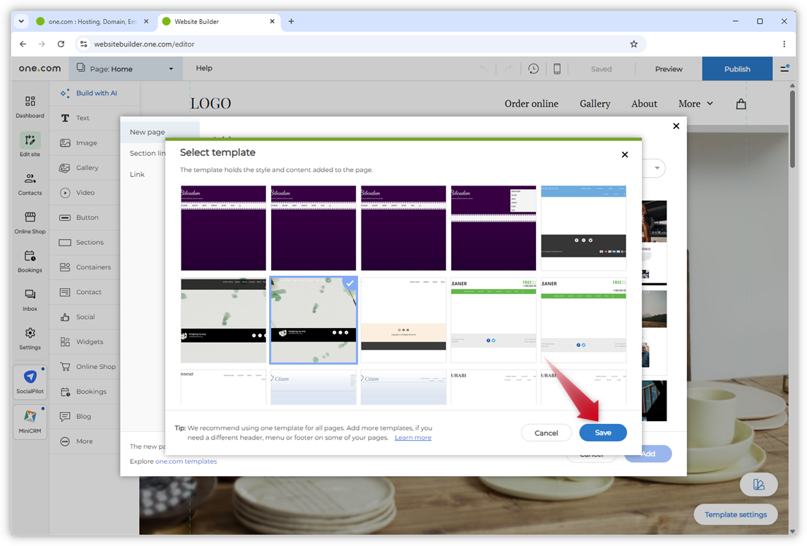 Capture d'écran de l'éditeur Website Builder. La fenêtre « Sélectionner un modèle » est ouverte et une flèche rouge pointe vers le bouton « Enregistrer ».