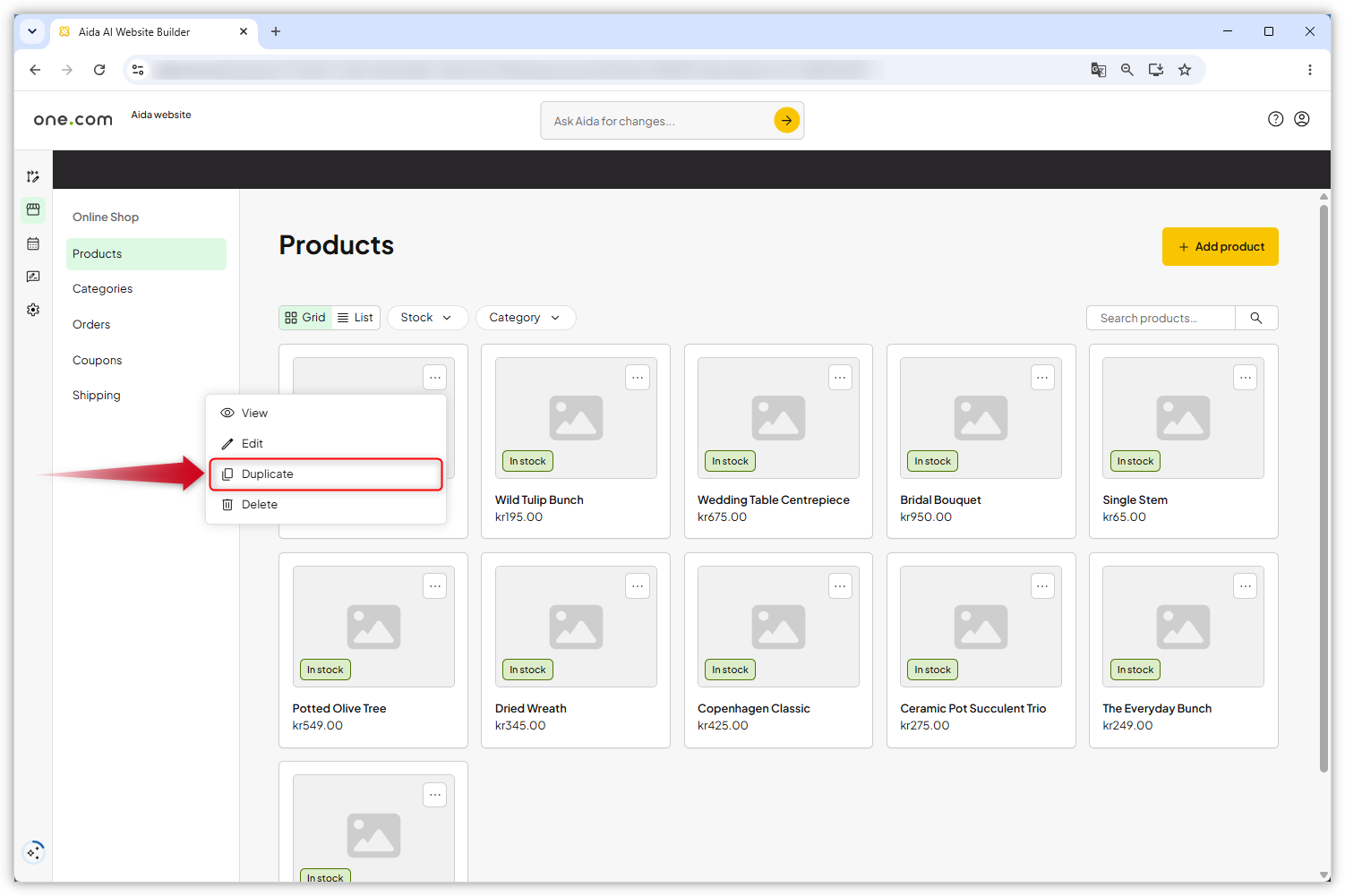 Captura de ecrã da visão geral do produto na Loja Virtual Aida AI. Uma seta vermelha aponta para a opção 'Duplicar' no menu aberto para o produto.