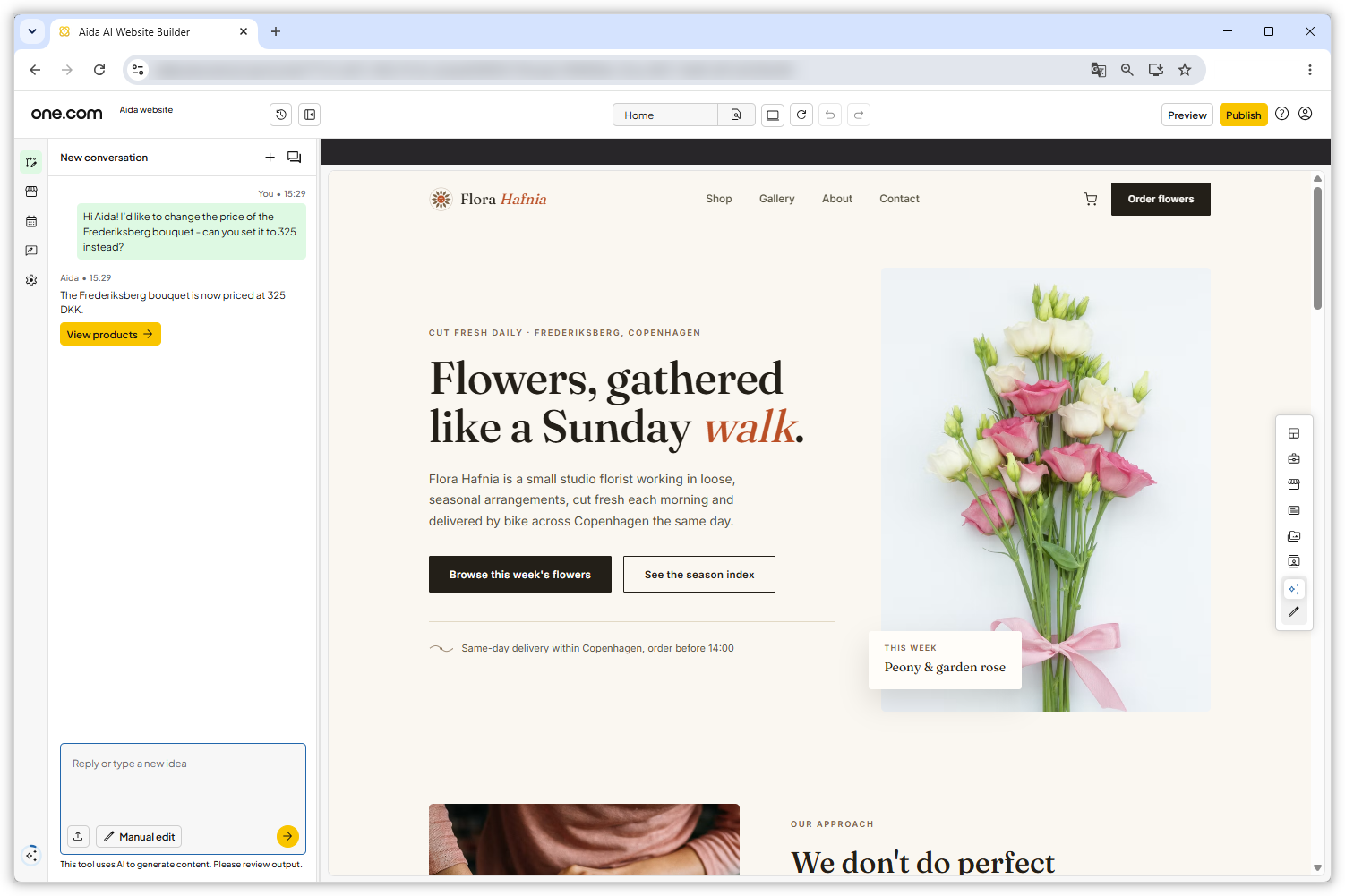 Captura de ecrã do editor do Aida AI Website Builder. O chat está aberto à esquerda e o utilizador pediu à Aida para alterar o preço de um produto.