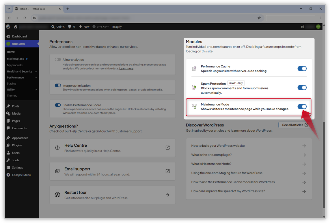 Captura de pantalla de la página de "Inicio" de one.com en WP Admin. La sección de Módulos está resaltada y una flecha roja señala el interruptor junto a Modo de mantenimiento.