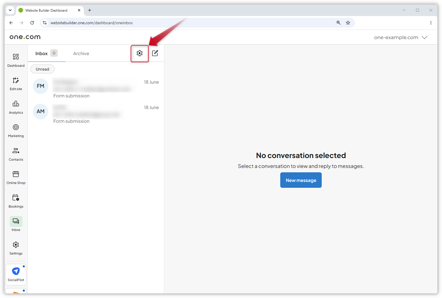 Screenshot della posta in arrivo in Website Builder. L'icona dell'ingranaggio è evidenziata e una freccia rossa punta verso di essa.
