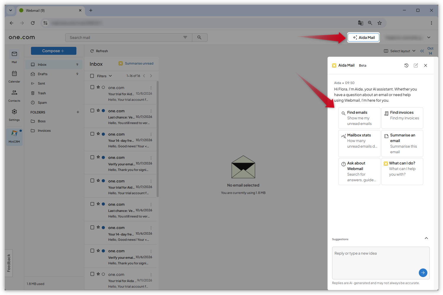 Captura de ecrã da interface do Webmail. Duas setas vermelhas apontam para os itens descritos nos passos.