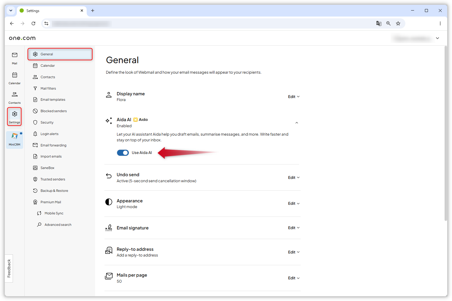 Schermafbeelding van de Webmail-interface. De Algemene instellingen zijn geopend en een rode pijl wijst naar de 'Gebruik Aida AI'-schakelaar.