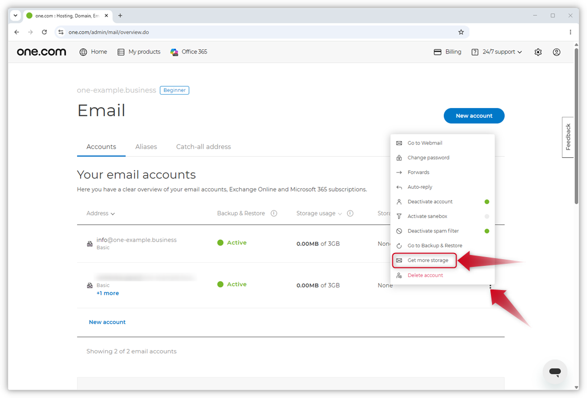 Capture d'écran de la page des comptes e-mail dans le Panneau de configuration. Des flèches rouges pointent vers les trois points et « Obtenir plus de stockage » dans le menu ouvert.
