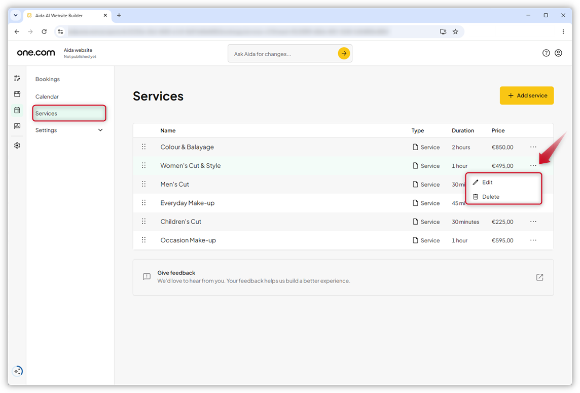 Capture d’écran de la page **Services** dans Aida AI Website Builder. Une flèche rouge pointe vers les trois points à côté d’un service. Le menu permettant de modifier ou de supprimer ce service est ouvert.