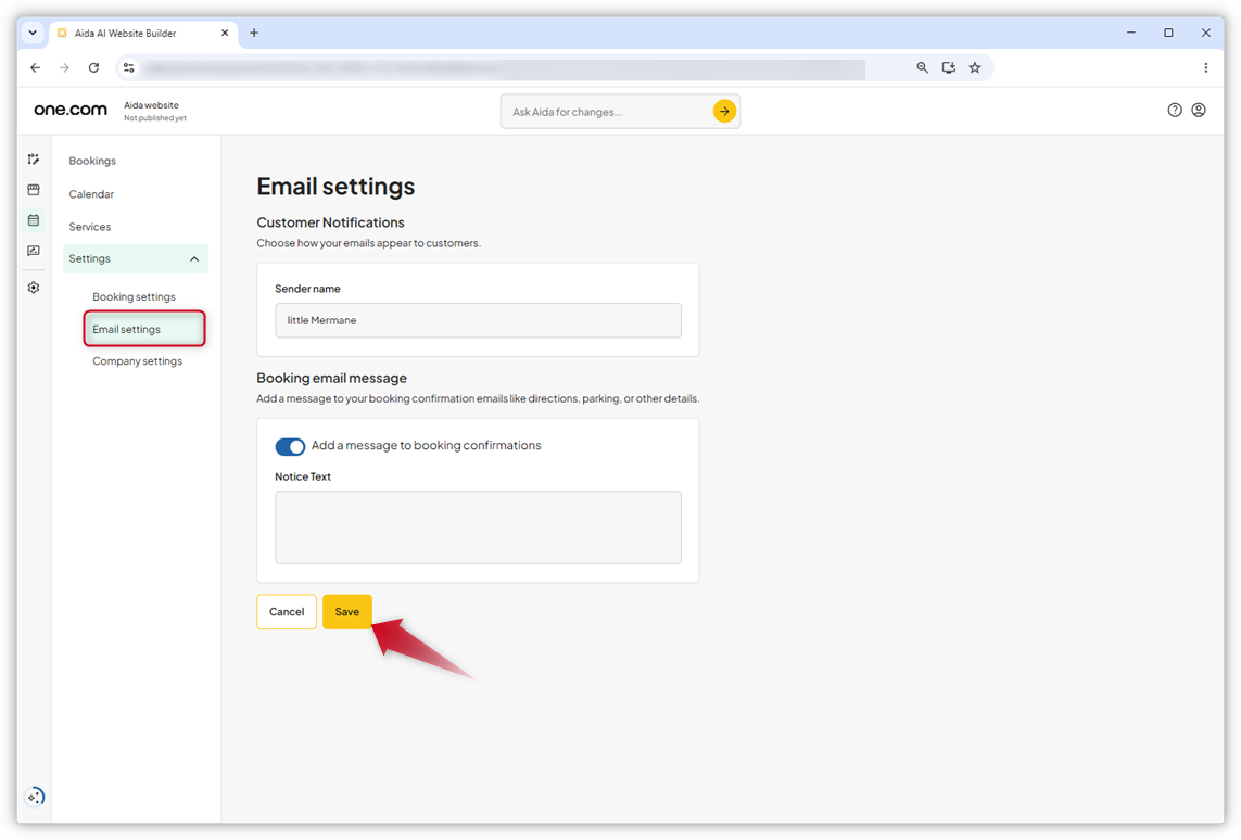 Capture d’écran de la page **Paramètres des e-mails**. Une flèche rouge pointe vers le bouton **Sauvegarder**.